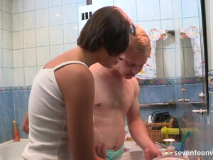 Молодая русская брюнетка в маечке трахается в туалете